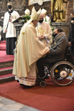 Wntrze Katedry, ks. abp Jzefa Kupnego gratuluje Pawowi Parusowi medalu.