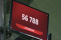 Czerwony telebin z białymi cyframi 56 788 informujący o ilości kibiców na stadionie