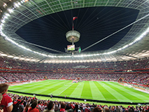 Panorama całego stadionu, z kibicami na trybunach 