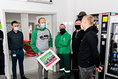 Mariusz Pawelec, piłkarz WKS Śląsk Wrocław rozmawia z Jackiem Janikiem i kilkoma pracownikami Armacella.